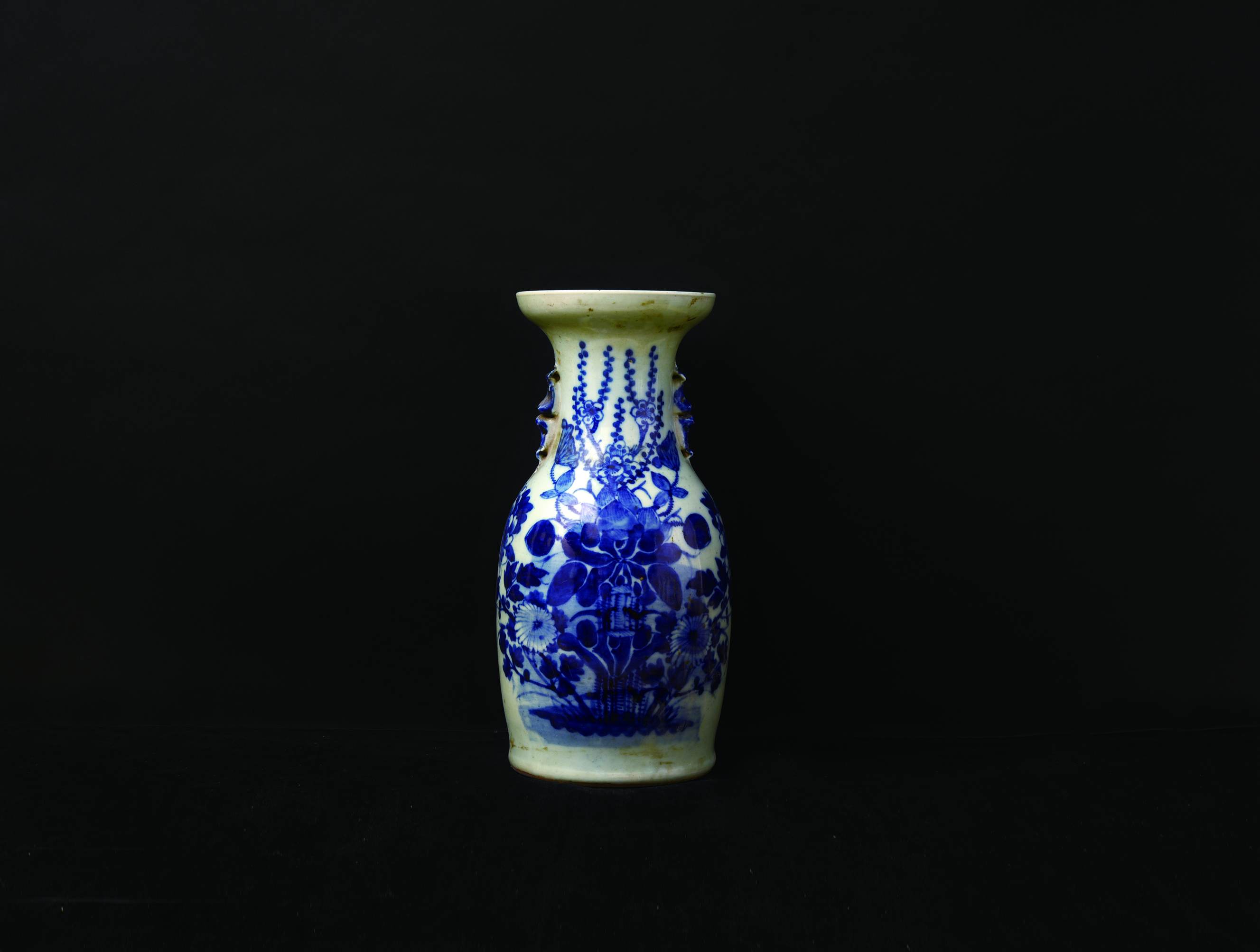 370 清代 青花花卉狮耳瓶