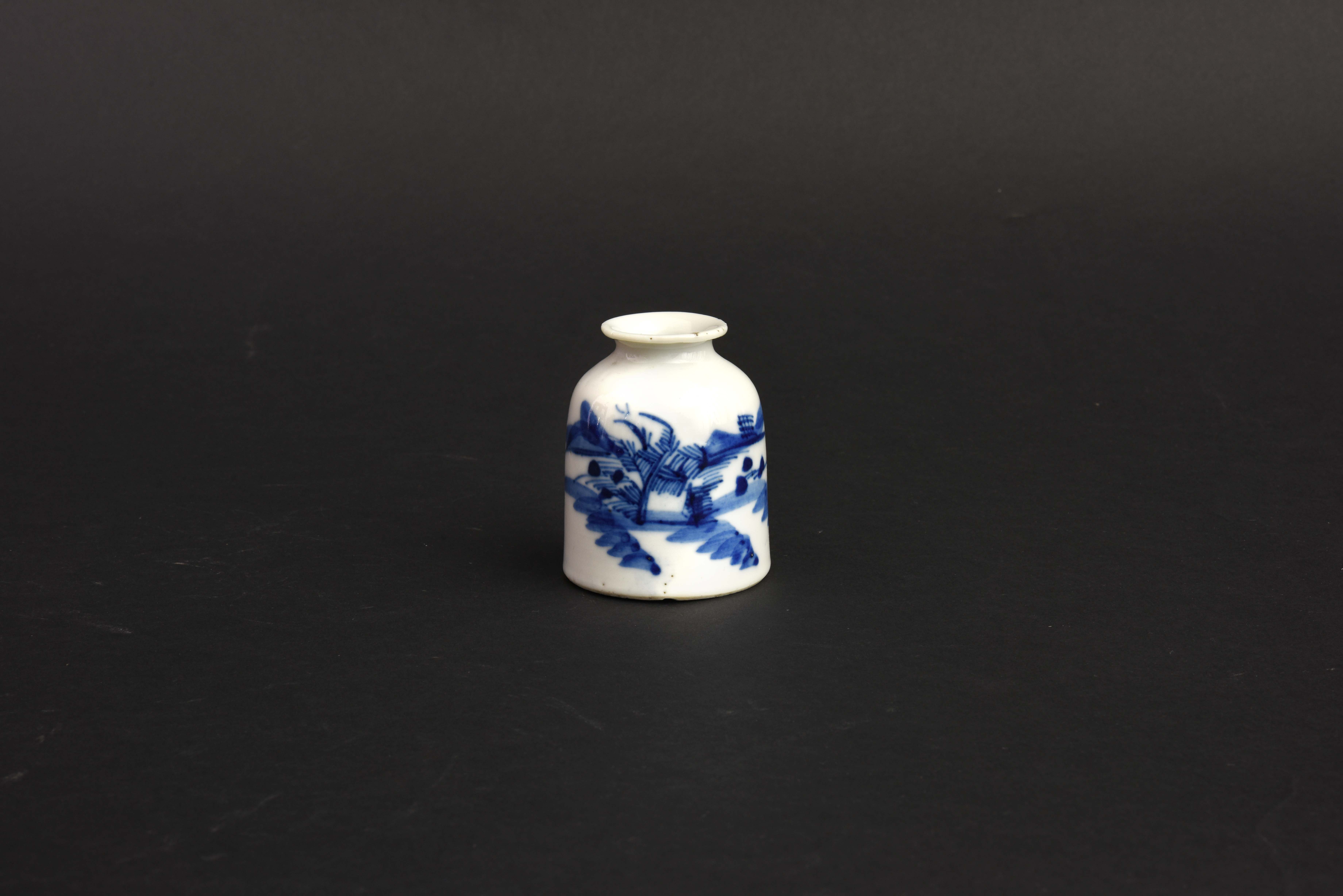 426 清代 青花山水马蹄瓶