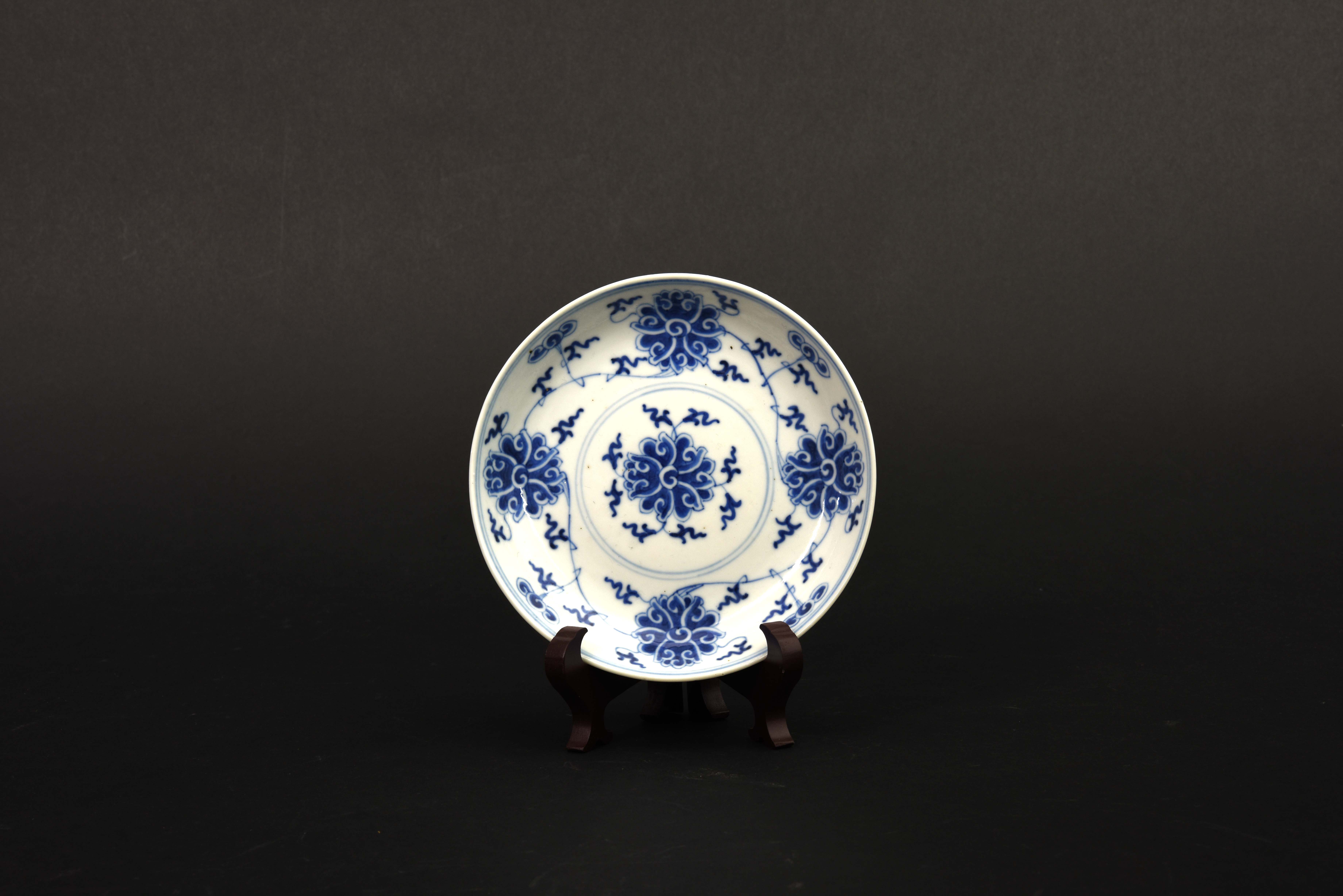 417 清代 青花缠枝莲盘