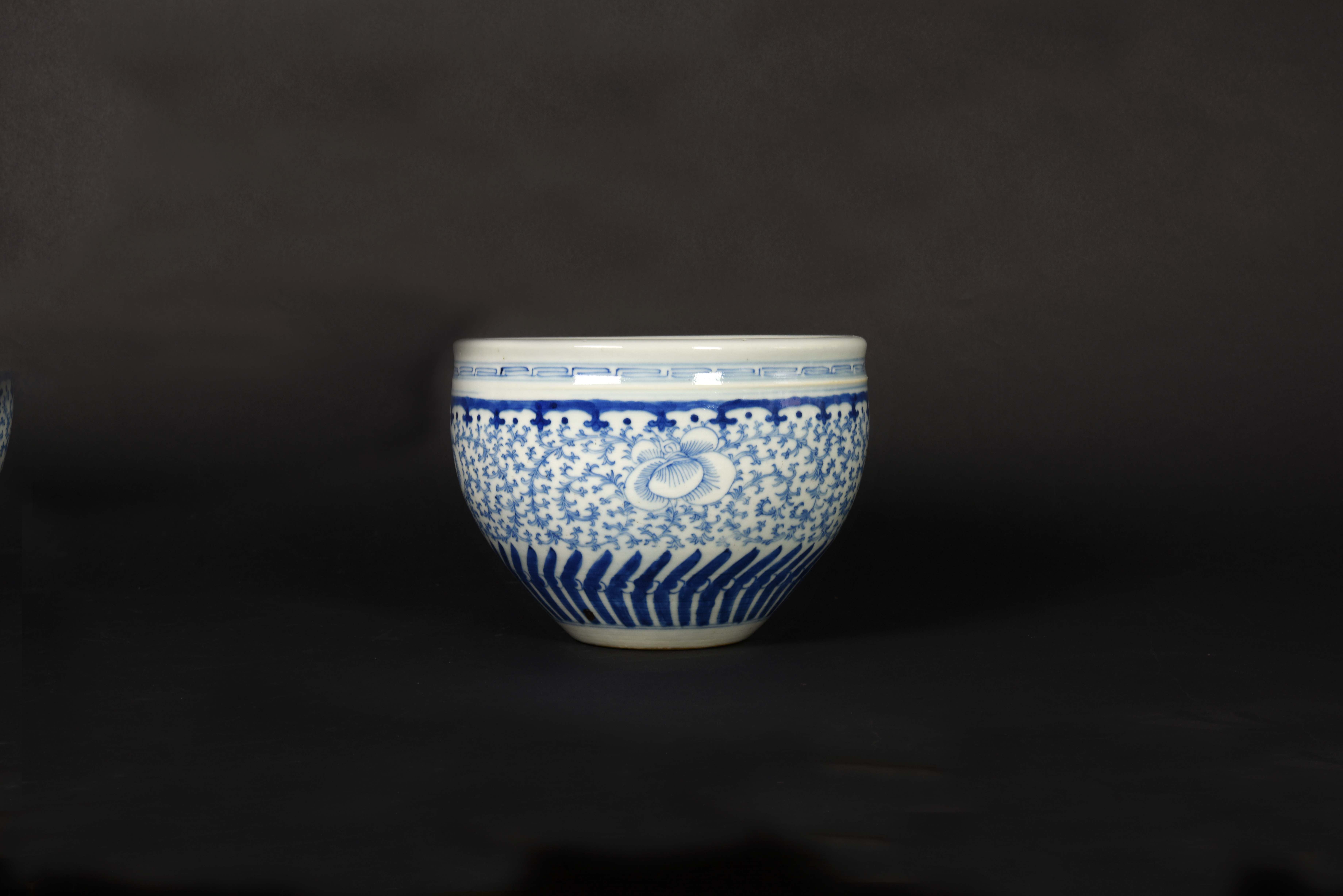 406 清代 青花卷草纹卷缸